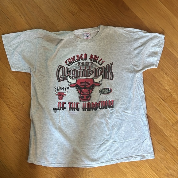 Vintage Chicago Bulls Tshirt - Picture 2 of 6
